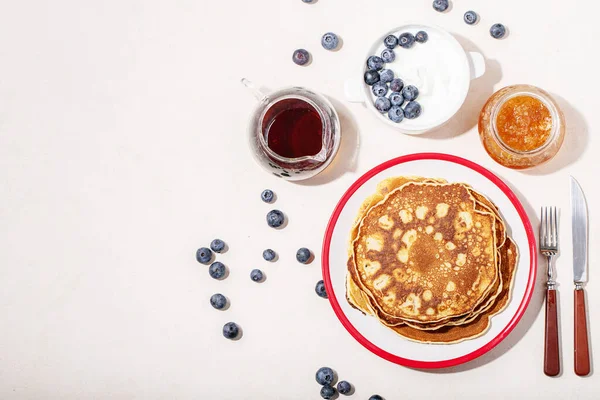 Ein Stapel Einfacher Pfannkuchen Serviert Mit Honig Und Blaubeeren Vor — Stockfoto