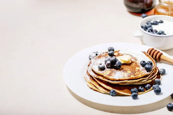 Een Stapel Platte Pannenkoeken Geserveerd Met Honing Bosbessen Een Witte — Stockfoto