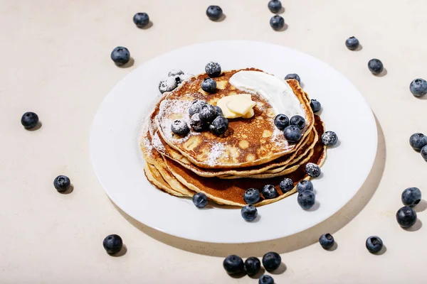 Een Stapel Platte Pannenkoeken Geserveerd Met Honing Bosbessen Een Witte — Stockfoto