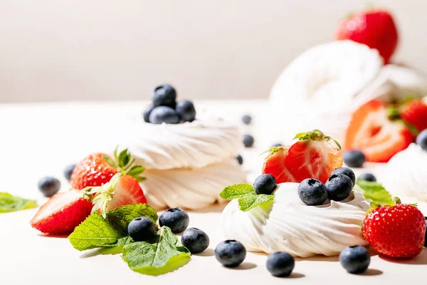 Dessert Pavlov Met Aardbeien Bosbessen Een Witte Textuur Achtergrond — Stockfoto