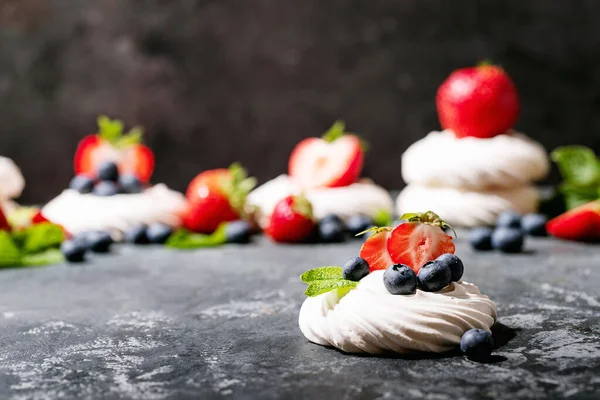 Dessert Pavlov Met Aardbeien Bosbessen Een Zwarte Textuur Achtergrond — Stockfoto