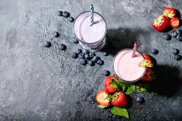 Fresas Frescas Batidos Arándanos Servidos Con Bayas Menta Sobre Fondo —  Fotos de Stock