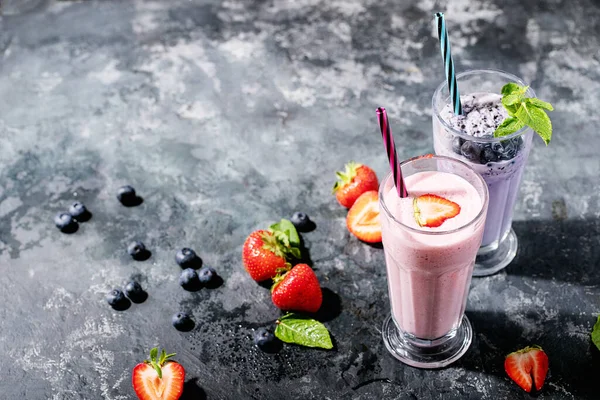 Frullati Fragole Fresche Mirtilli Serviti Con Bacche Menta Fondo Scuro — Foto Stock