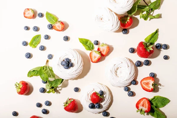 Postre Pavlov Con Fresas Arándanos Sobre Fondo Textura Blanca —  Fotos de Stock