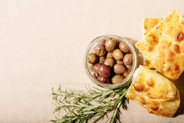 Pão Focaccia Assado Servido Com Azeitonas Focaccia Italiana Tradicional Com — Fotografia de Stock