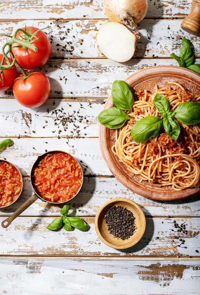 Приготований Спагетті Болоньєзе Подається Помідорами Цибулею Перцем Базиліком Керамічній Тарілці — стокове фото
