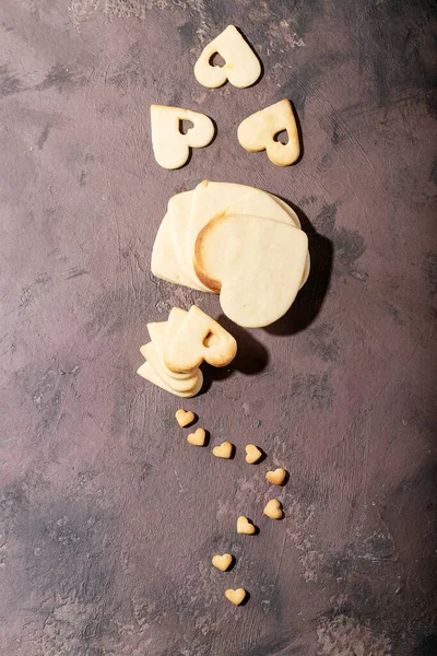 Handgemachte Kekse Herzform Über Braunem Hintergrund Draufsicht Flache Lage — Stockfoto