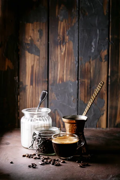 Kahverengi Ahşap Arka Planda Şekerli Kahve Çekirdekli Cam Bardakta Taze — Stok fotoğraf