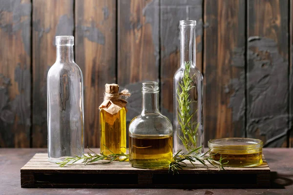 Aceite Oliva Con Romero Frascos Vidrio Sobre Fondo Madera Oscura — Foto de Stock