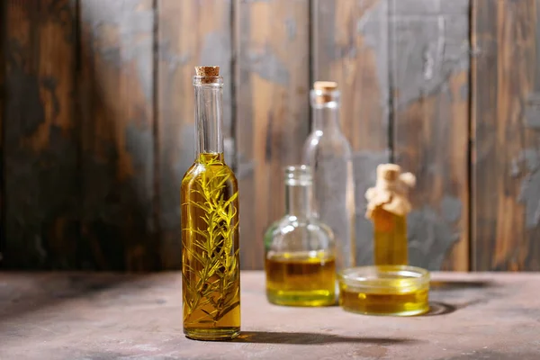 Aceite Oliva Con Romero Frascos Vidrio Sobre Fondo Madera Oscura — Foto de Stock