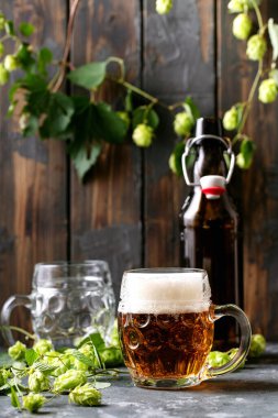 Bardakta bira, üzerinde yeşil taze zıpzıp, koyu dokular, arka gruplandırıcı.