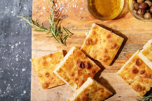 Хлеб Фокачча Оливками Традиционная Итальянская Focaccia Темном Фактурном Фоне Вид — стоковое фото