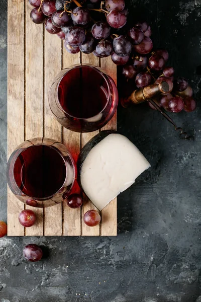 Copa Vino Tinto Servida Con Queso Gauda Uvas Rojas Sobre — Foto de Stock