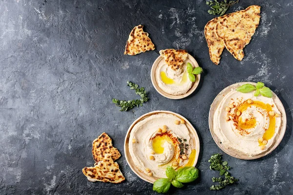 Hummus Mit Olivenöl Und Gemahlenem Kreuzkümmel Keramikteller Serviert Mit Hausgemachtem — Stockfoto