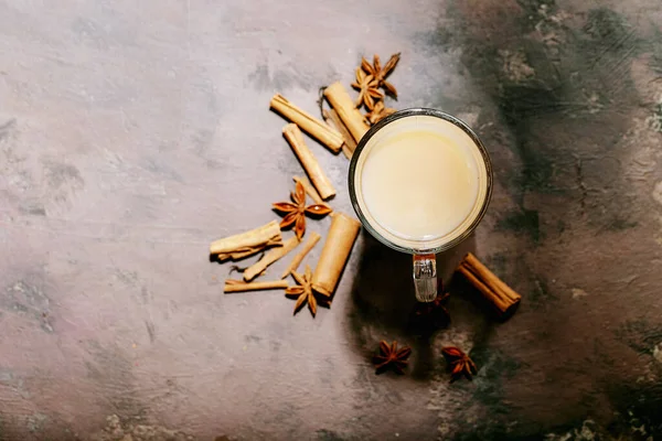 Masala Chai Serviert Mit Zimtstangen Und Anis Über Dunklem Hintergrund — Stockfoto