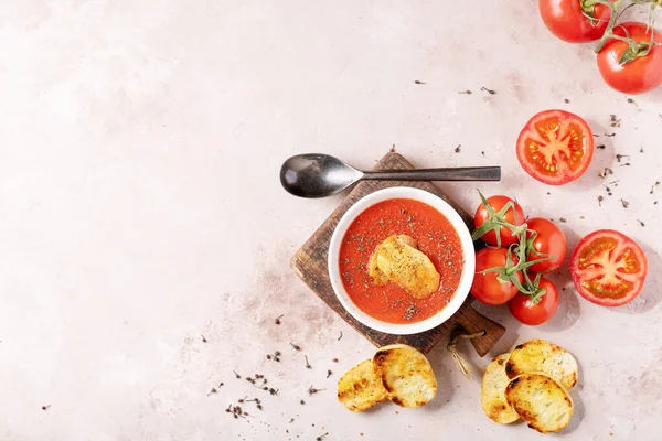 Sopa Tomate Caseira Servida Com Biotomates Frescos Pão Sobre Fundo — Fotografia de Stock