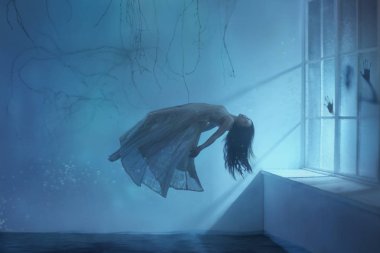 Vintage elbise uzun saçlı bir hayalet kız. Oda su altında. Rüyada benzeyen levitation fotoğrafı. Şube ve büyük bir pencere sular altında ışık ile karanlık gotik iç. Sanat fotoğraf