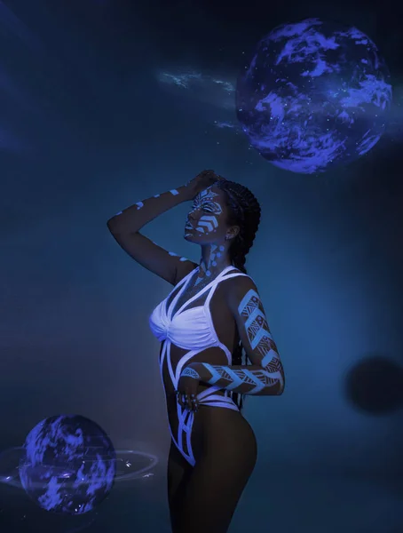 Başka Bir Gezegenden Gelen Uzaylı Kızdır Sanat Vücut Floresan Boyalar — Stok fotoğraf