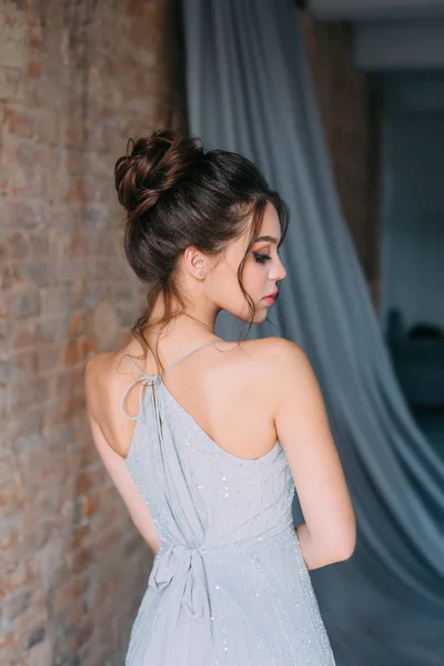 Menina Cinza Vestido Noite Posando Câmera Maquiagem Tarde Brilhante Com — Fotografia de Stock