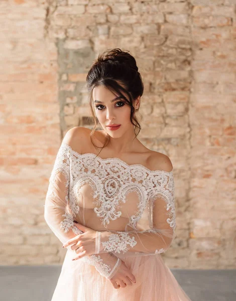 Een Jonge Brunette Meisje Een Witte Lace Top Met Een — Stockfoto