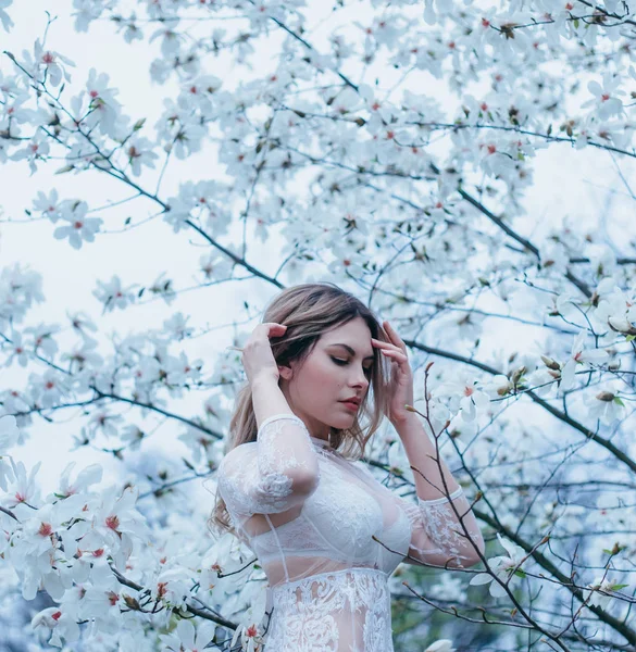 Uma Menina Com Cabelo Claro Vestido Vestir Transparente Posando Contra — Fotografia de Stock