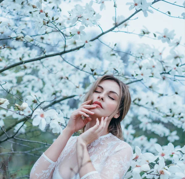 Ein Mädchen Mit Blonden Haaren Posiert Einem Transparenten Morgenmantel Vor — Stockfoto