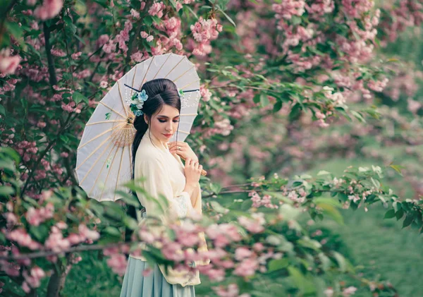 Una Ragazza Con Lunghi Capelli Neri Decorati Con Kandzashi Fiori — Foto Stock