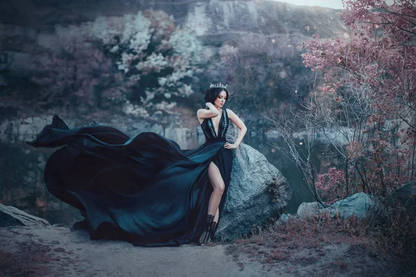 Reina Oscura Posa Sobre Fondo Rocas Sombrías Lujoso Vestido Negro —  Fotos de Stock