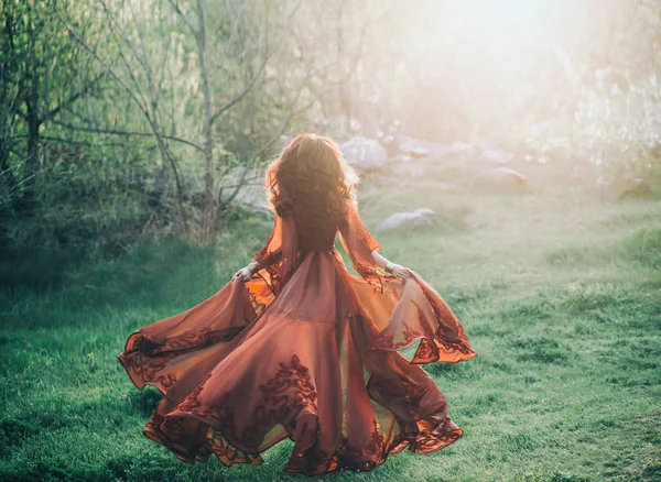 Een Brunette Meisje Met Golvende Dikke Haren Loopt Naar Bijeenkomst — Stockfoto