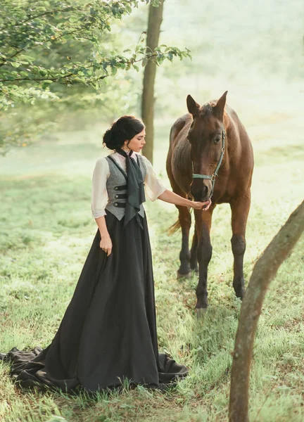 Mladá Dáma Vintage Šatech Procházky Lesem Svého Koně Dívka Bílou — Stock fotografie