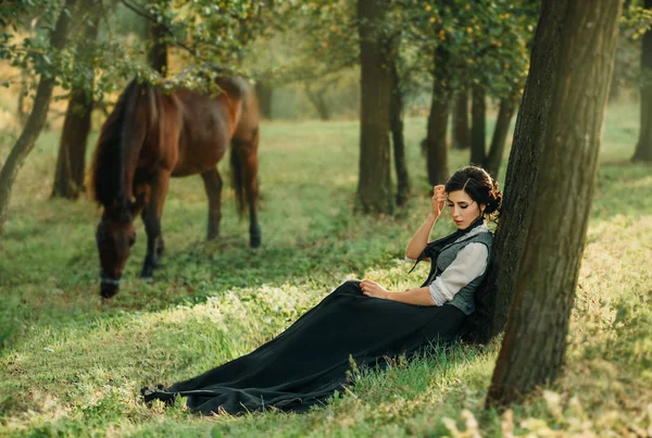 Die Prinzessin Einem Vintage Kleid Sitzt Und Ruht Wald Unter — Stockfoto