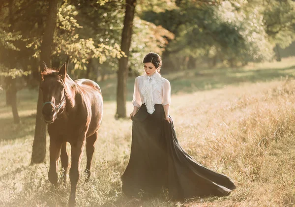 Mladá Dáma Retro Šaty Dlouhým Vlak Chodí Koněm Přes Lesních — Stock fotografie