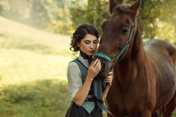 Vintage Elbise Şefkat Sevgi Ile Genç Bir Bayan Atını Sarılmak — Stok fotoğraf