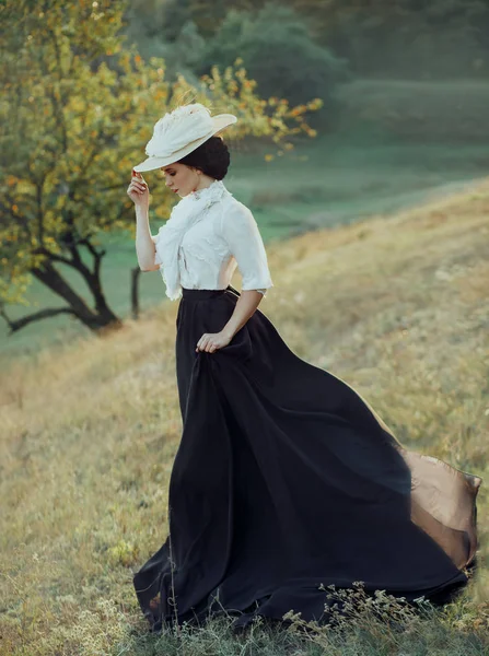 Princess Vintage Dress Wearing White Hat Feathers Walking Slopes Hills — Stock Photo, Image