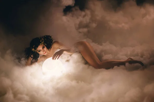 Una Dea Attraente Nuda Giace Tra Nuvole Abbraccia Luna Acconciatura — Foto Stock