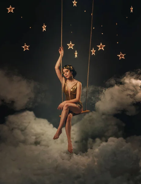 Egy Csillag Lány Lengő Rocker Felhők Csillagok Között Görög Istennő — Stock Fotó