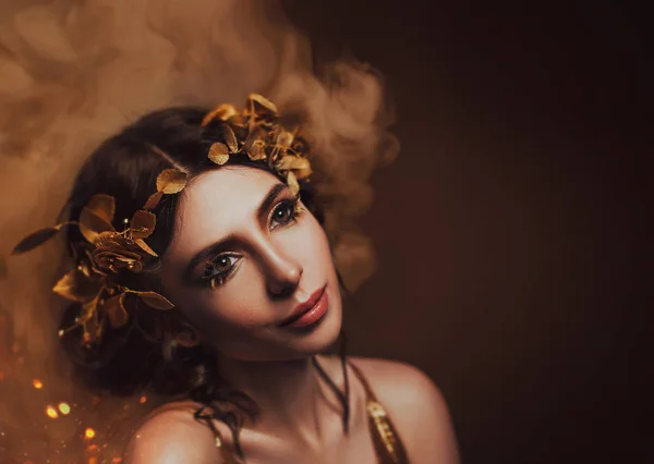 特写肖像 有创意化妆和金色睫毛的女孩 希腊女神在月桂花环与花和手工玫瑰 艺术照片 — 图库照片