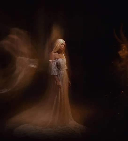 아름다움과 어둠의 괴물입니다 아리아드네와는 Minotaur입니다 여자는 빈티지 드레스 절망과 슬픔의 — 스톡 사진