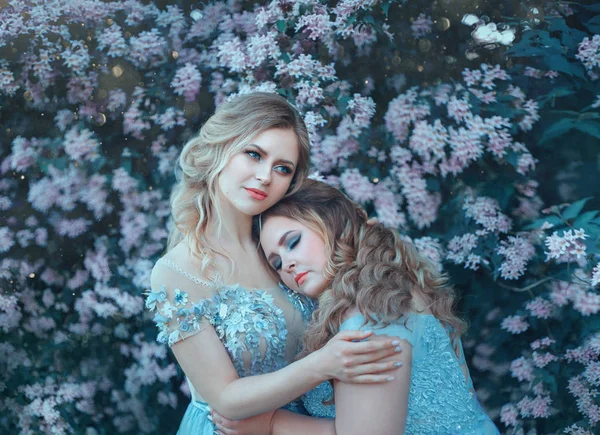 Familjen Fairy Fotosession Två Blonda Kvinnor Med Vågigt Hår Lyxiga — Stockfoto