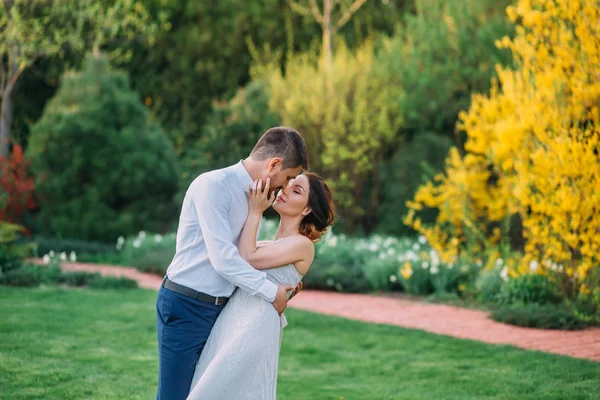 Couple Amoureux Étreint Dans Jardin Fleuri Fille Aux Cheveux Roux — Photo