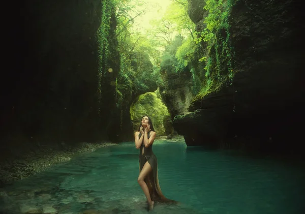 Young Sexy Nymph Walking Canyon Staying Sun Lights Playing Turquoise — Stock Photo, Image