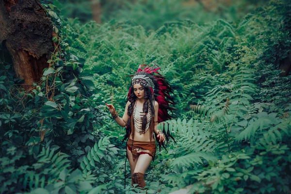 先住民族インディアンの暗いジャングルの雑木林を散歩 王女ポカホンタス 民族のハンターのレザースーツの女の子 芸術的な写真 — ストック写真