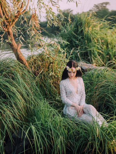 Una Ninfa Del Río Vestido Encaje Blanco Sienta Una Hierba — Foto de Stock