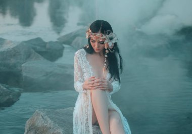 Yalnız bir denizkızı, kalın, delinmez sis tarafından sıkılır nehrin ortasında bir kayanın üzerine oturmuş. Çıplak ayakları ve bir çelenk kabukları ile deniz perisi beyaz bir vintage elbise.