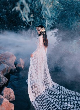 İnanılmaz perisi, kalın, delinmez sis tarafından sıkılır nehrin ortasında su yürür. Deniz kızı beyaz vintage, dantelli elbise vardır. Ivan Kupala bayram.