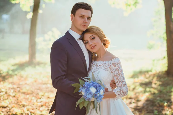 Incroyable Jeune Couple Attrayant Jour Mariage Mariée Élégante Robe Longue — Photo