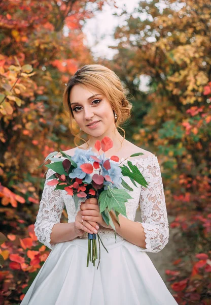 Utangaç Güzel Sevimli Genç Gelin Mavi Kırmızı Buket Çiçek Kırmızı — Stok fotoğraf