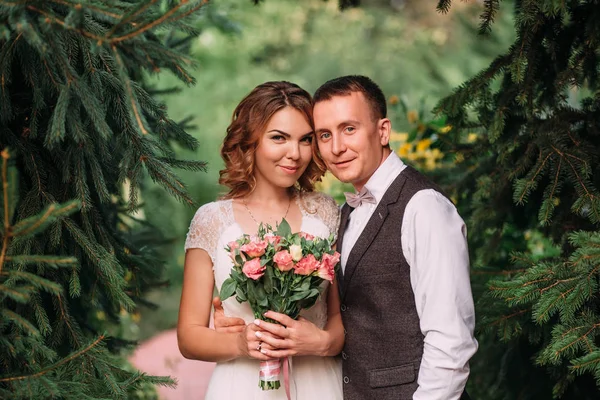 Heureux Jeune Couple Une Mariée Blonde Robe Mariée Étonnante Blanc — Photo