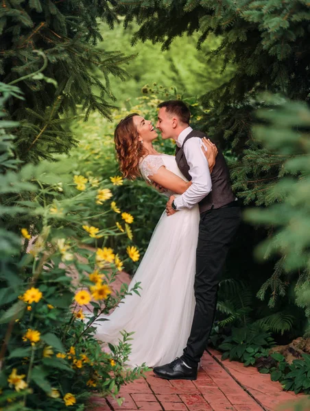 Schattig Jong Koppel Van Bruidegom Bruid Een Lange Witte Trouwjurk — Stockfoto