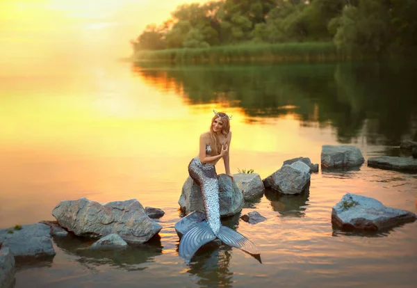 Lächelnde Meerjungfrau Auf Dem Stein Positive Emotionen Sonnenuntergang Auf Den — Stockfoto